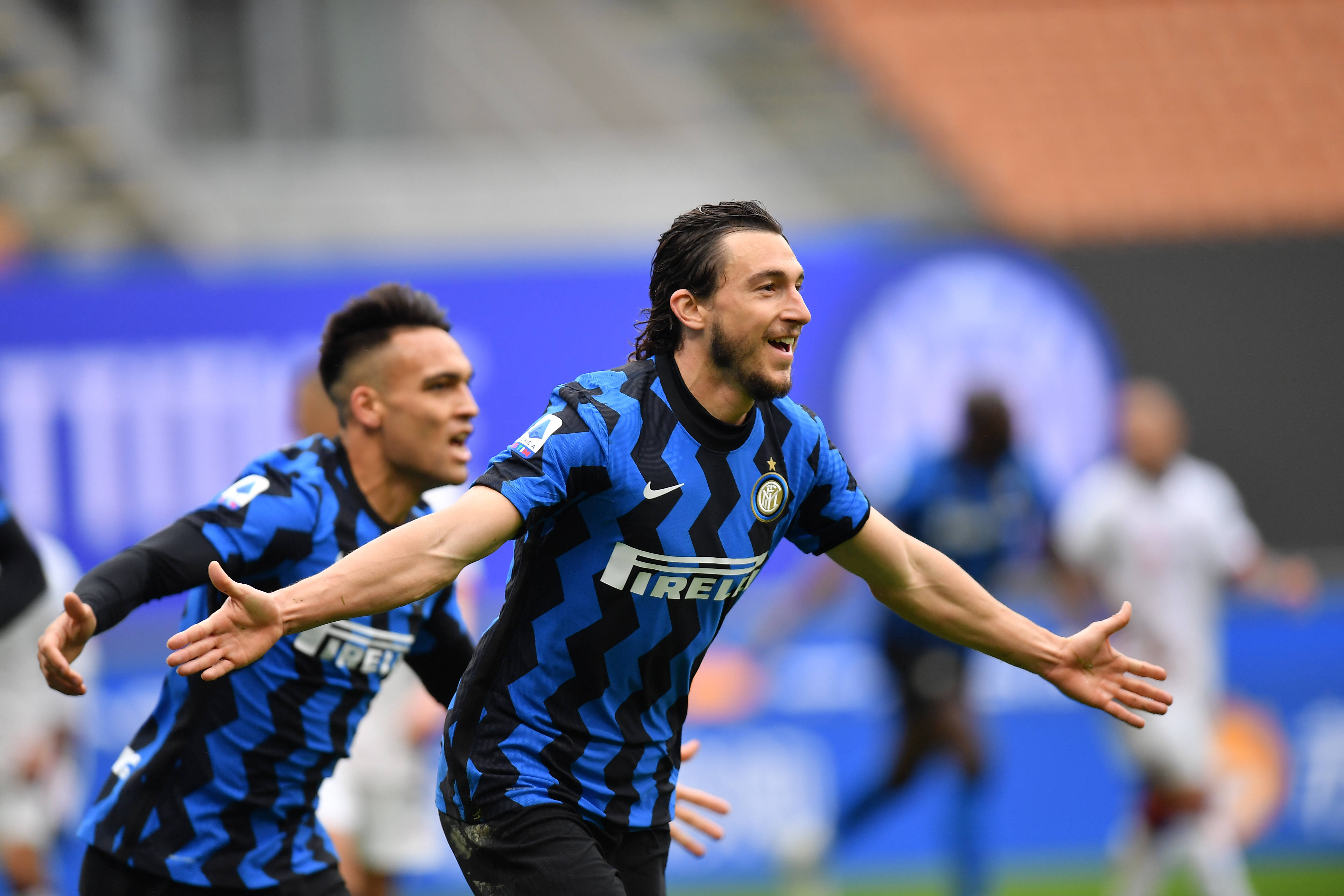 外媒：下赛季欧冠联赛阶段用球将采用白+薄荷绿+紫创新配色（外媒：下赛季欧冠联赛阶段用球将启用白、薄荷绿与紫的全新配色）