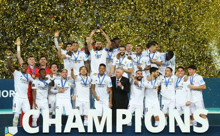 重庆球迷邀请“铁帅”李章洙吃火锅：李章洙很喜欢重庆的麻辣（重庆球迷邀“铁帅”李章洙品火锅：他称赞重庆麻辣）