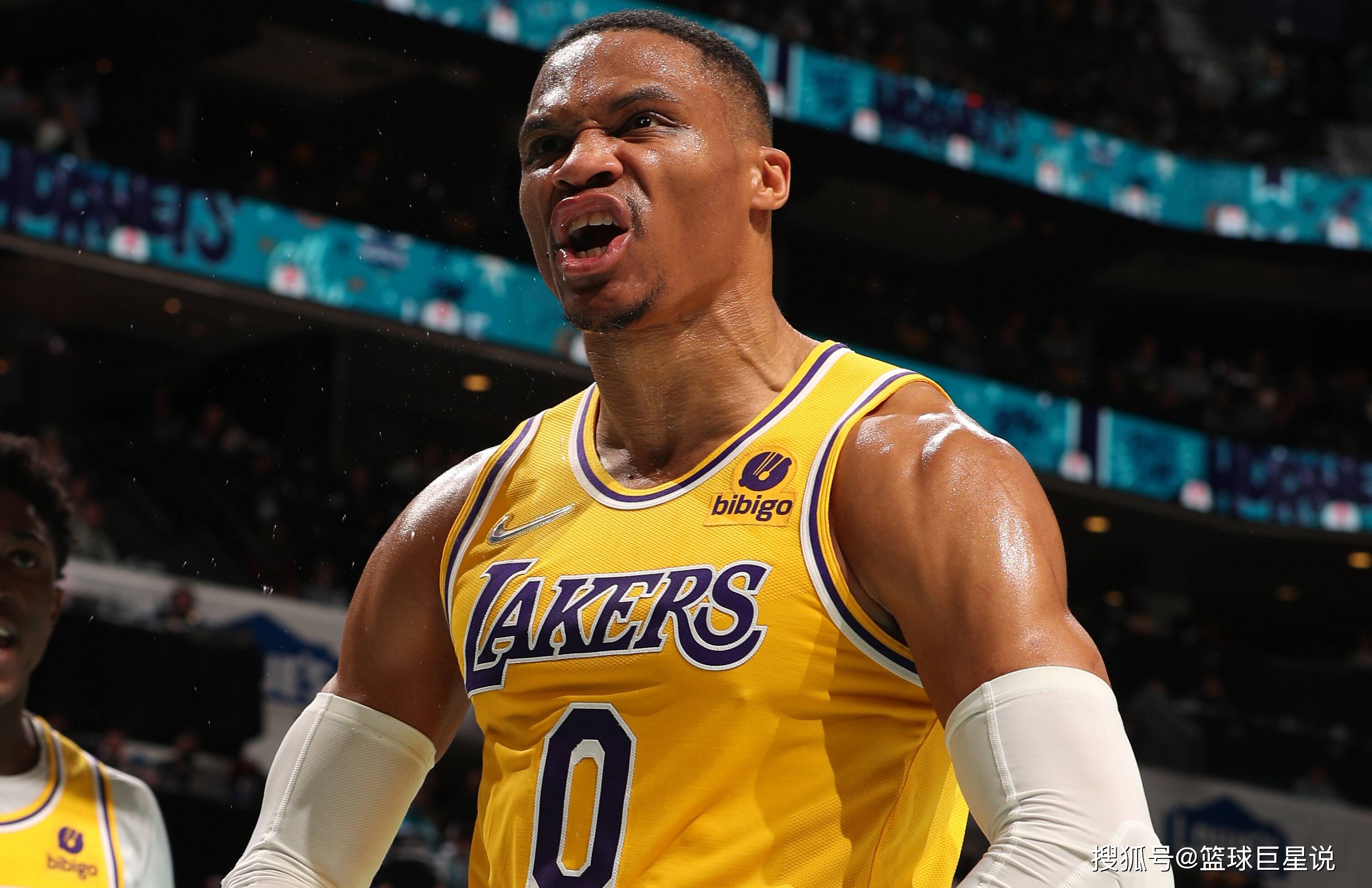 多里安·芬尼-史密斯在打快船赛前进行了强度不小的训练（战快船前，多里安·芬尼-史密斯完成高强度训练）