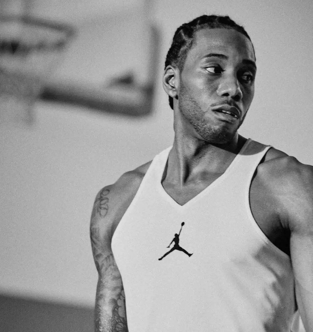 湖人浓眉哥篮下统治球队获胜（浓眉篮下称霸助湖人取胜）