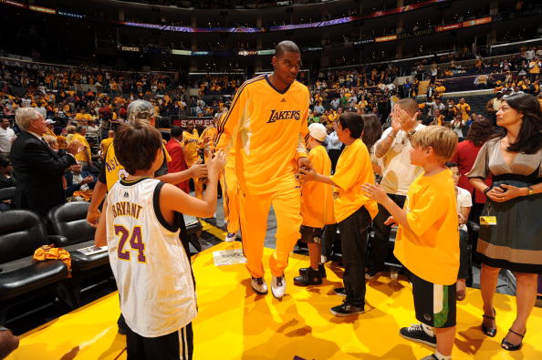 巴萨官方：欧冠对法鹰将检查穿客队球衣者身份，排除非法购票（巴萨通告：欧冠战法鹰将核验身着客队球衣者身份，杜绝非法购票）