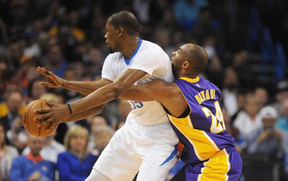 齐达内与蒯纪闻共同现身上海交大出席活动，现场教学马赛回旋（齐达内携蒯纪闻亮相上海交大活动，现场示范马赛回旋）