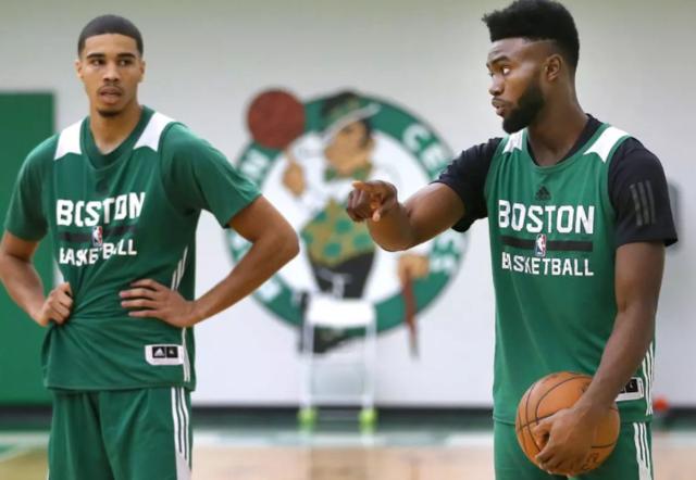 篮球勇士明星球员连场高得分（勇士球星连续多场砍下高分）