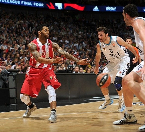 雷狼战裁判报告：漏吹多尔特违例，华子盖帽+抢断SGA无犯规（雷霆-森林狼赛后裁判报告：漏判多尔特违例，华子对SGA的封盖与抢断属合法防守）