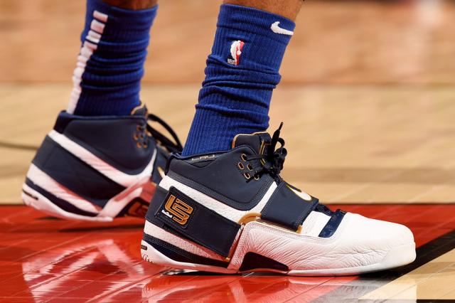 足球报：李新翔脚踝韧带轻伤伤停2周，加布里埃尔还无法合练（足球报：李新翔脚踝韧带轻微受伤将缺阵两周，加布里埃尔仍无法参与合练）