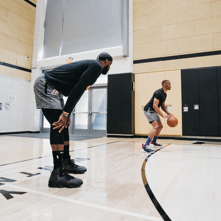 成都vs广岛三箭：费利佩、周定洋出战，德尔加多替补（成都对阵广岛三箭：费利佩、周定洋登场，德尔加多替补）