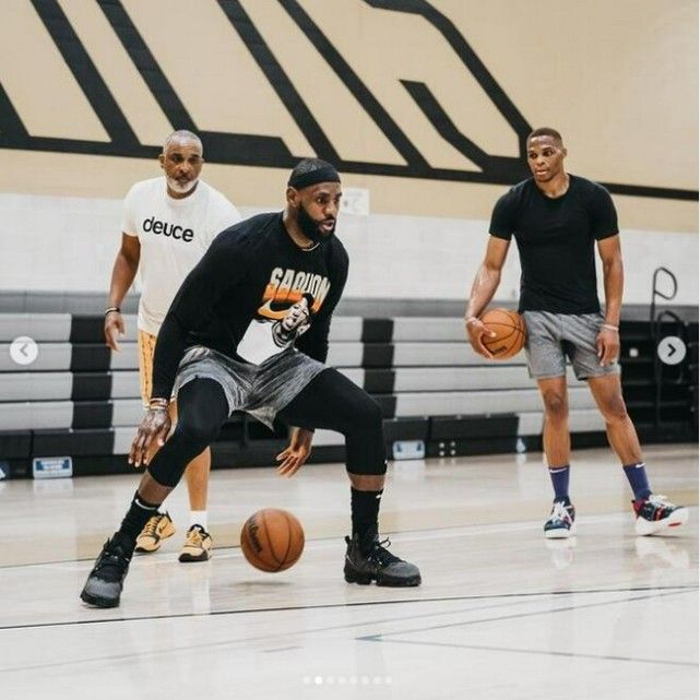 打满12分钟！怀特首节投篮10中5，得到12分2篮板2助攻（怀特首节打满12分钟，10投5中贡献12分2篮板2助攻）