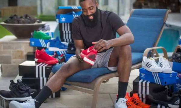 半场战报：热那亚1-1维罗纳，洛伦佐-科隆博建功，拉菲克-贝尔加利破门（半场战况：热那亚1-1维罗纳，洛伦佐-科隆博破门，拉菲克-贝尔加利扳平）