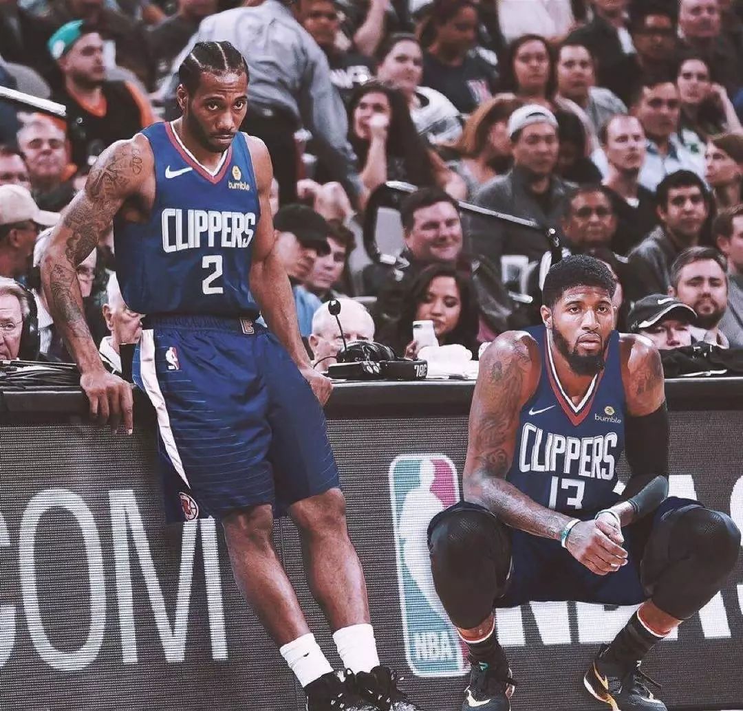 连丢2局！梁靖崑直摇头，孙颖莎耐心给他复盘，王艺迪一旁看热闹（连丢两局，梁靖崑连连摇头；孙颖莎耐心复盘相助，王艺迪在旁观望）