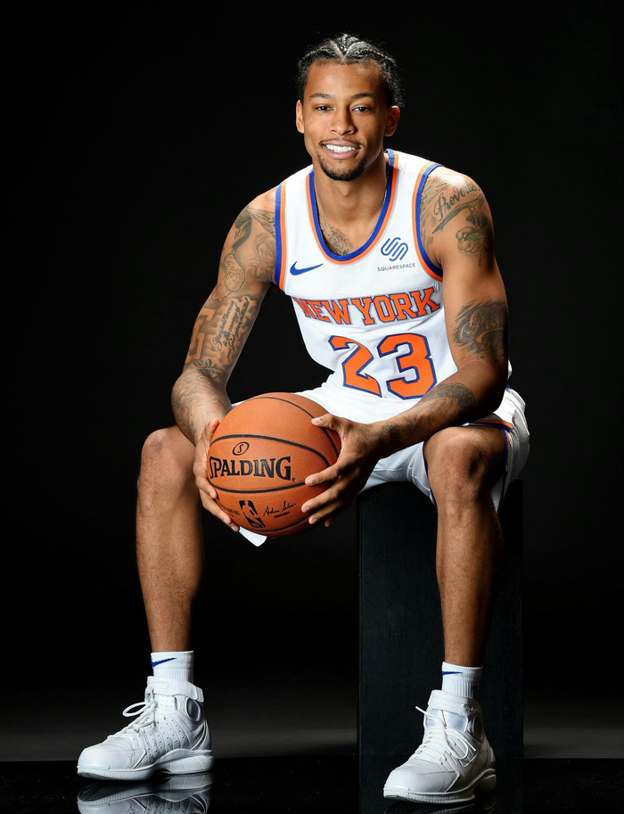 阿伦积极拼抢，展现强烈进攻欲望（阿伦奋力拼抢，进攻欲望高涨）