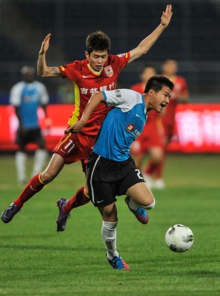 足球断球的最佳时机是什么？（足球比赛中，何时出脚抢断最恰当？）