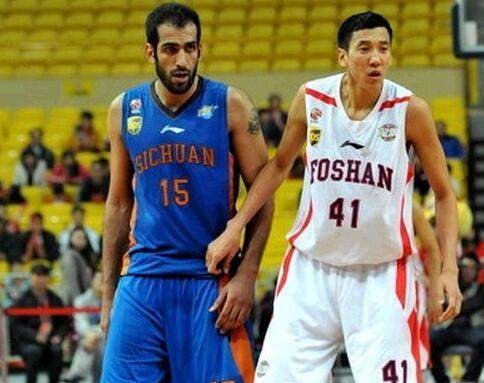 卢伟：洛夫顿带着情绪打球影响全队，上一场就不该让他上（卢伟直言：洛夫顿情绪化比赛拖累全队，上一场不该让他登场）