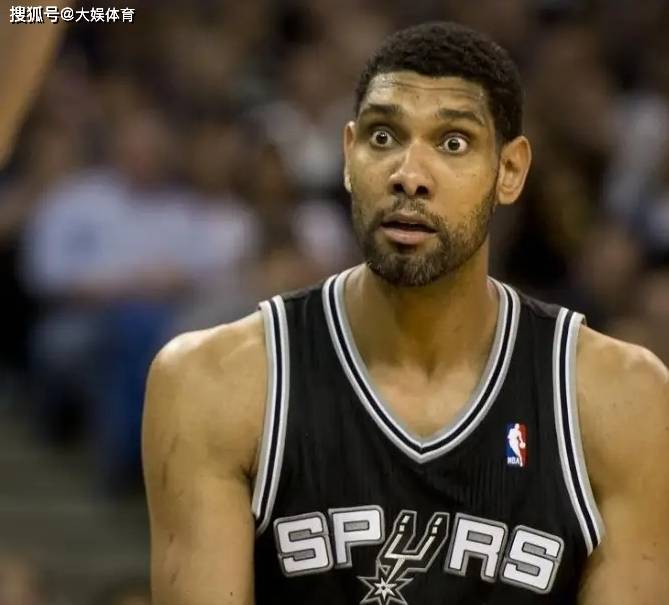 4个犯规太多！罗威半场4中2拿到4分5板1断1帽（罗威半场4犯在身，4投2中得4分5篮板1抢断1盖帽）