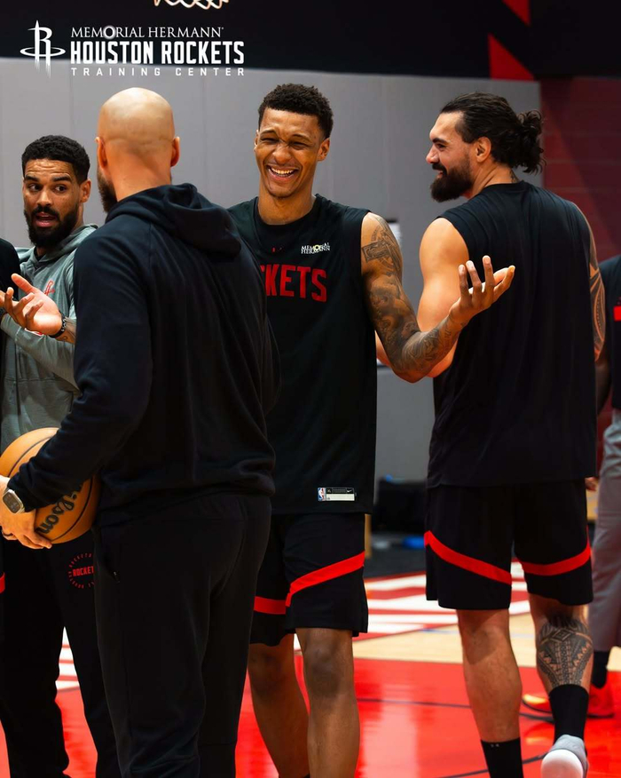 墨菲抢断瞬间，展现超凡球技（墨菲瞬间断球，尽显精湛球技）