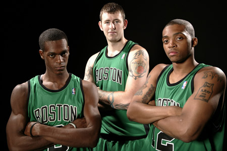 亚特兰大虽有回暖迹象，但进攻防守仍需提升。（亚特兰大呈回暖势头，攻防仍有提升空间）