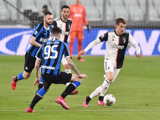 上海海港实现三连冠，申花亚军，梅州客队降级，亚冠表现不佳，山东泰山机会最大。（上海海港完成三连冠，申花摘亚，梅州降级，亚冠失色，山东泰山胜算最大）