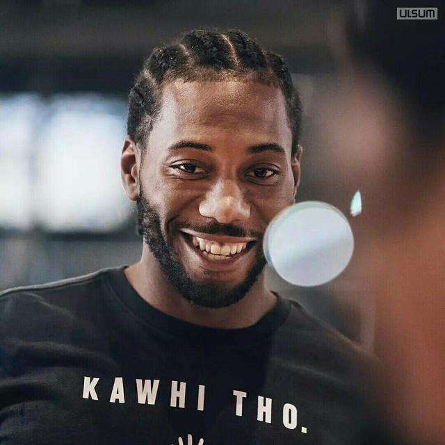 杜兰特空接暴扣，全场掌声雷动（杜兰特空接重扣，现场掌声如潮）